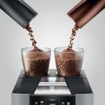 Zwei verschiedene Bohnensorten werden parallel in die GIGA W10 eingefüllt