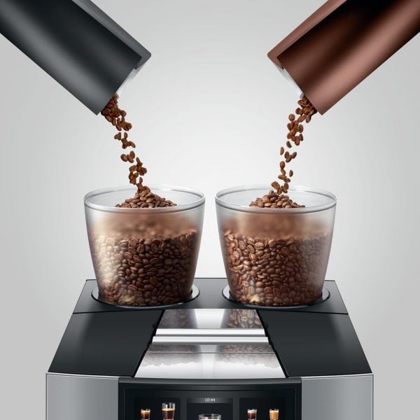 Zwei verschiedene Bohnensorten werden parallel in die GIGA W10 eingefüllt