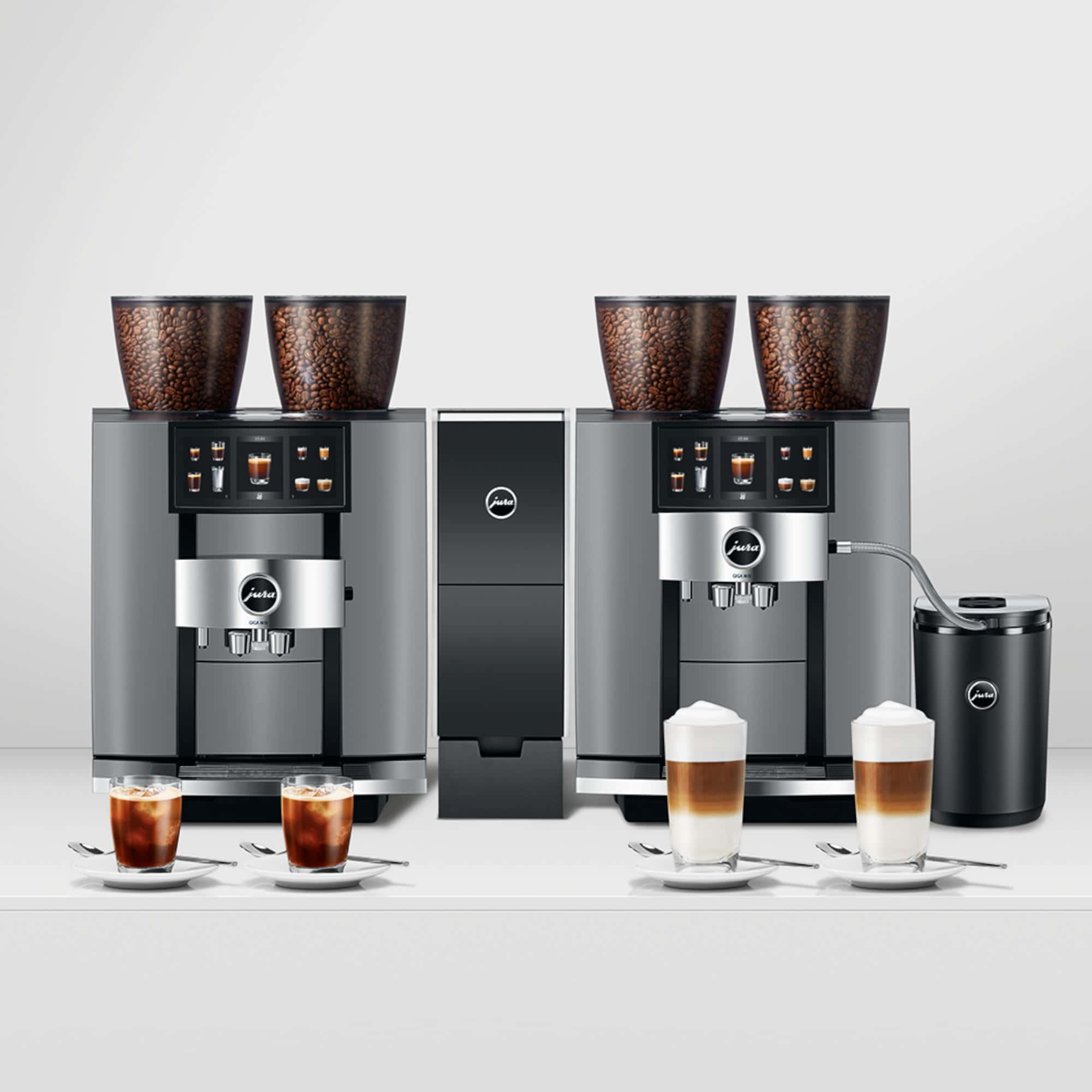 JURA GIGA W10 – drei Getränkevarianten JURA GIGA W10 mit verschiedenen Getränken: Cold Brew, Cappuccino und Latte Macchiato