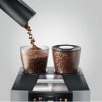 Kaffeebohnen werden in einen der beiden Bohnenbehälter der GIGA W10 eingefüllt