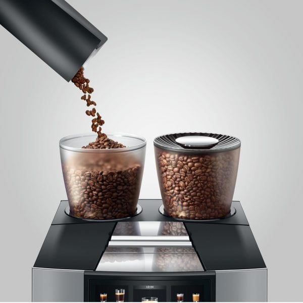 Kaffeebohnen werden in einen der beiden Bohnenbehälter der GIGA W10 eingefüllt