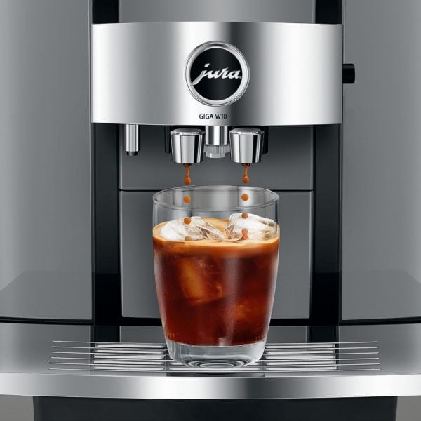 Cold Brew mit Eis aus der JURA GIGA W10 in einem Glas