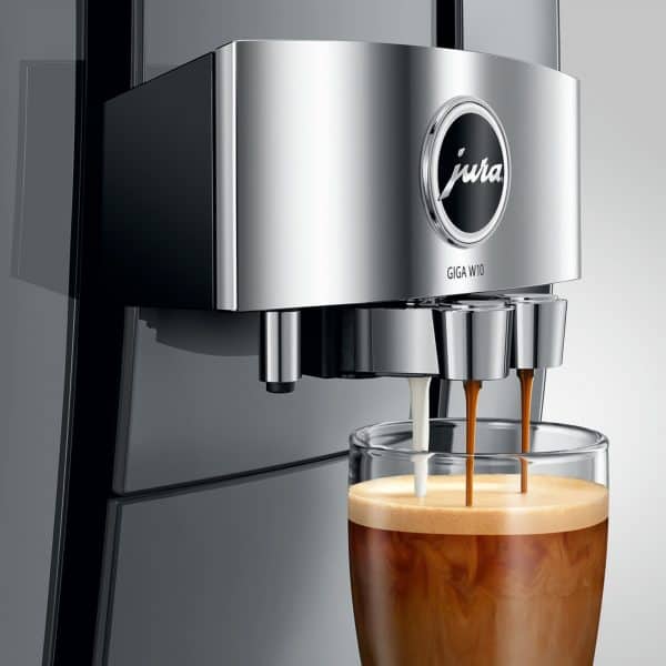 Latte Macchiato wird aus zwei Düsen der GIGA W10 gleichzeitig zubereitet