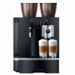 JURA GIGA X8 mit zwei Latte Macchiato im Glas
