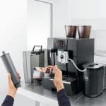 Glas auf dem verchromten Tassenrost der JURA GIGA X8