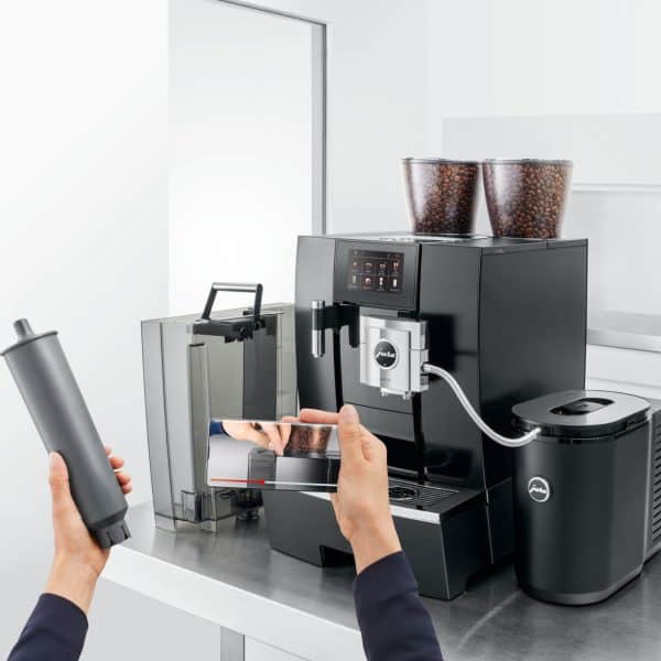 Glas auf dem verchromten Tassenrost der JURA GIGA X8