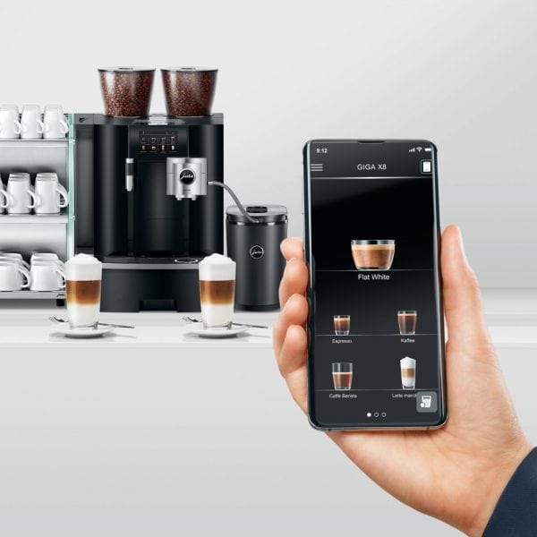 JURA GIGA X8 mit Latte Macchiato und Steuerung per Smartphone