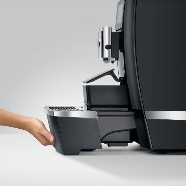 Seitliche Entnahme der Tropfschale bei der JURA GIGA X8