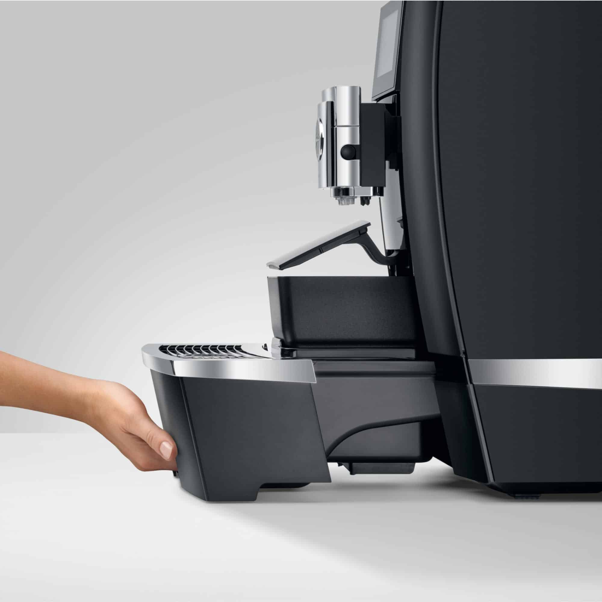 Seitliche Entnahme der Tropfschale bei der JURA GIGA X8