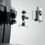 Geöffnetes Milchsystem der JURA GIGA X8 mit sichtbaren Komponenten