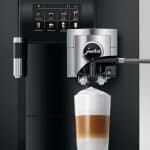 GIGA X8 bei der Milchschaumzubereitung in ein Glas