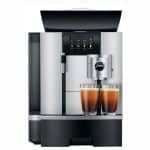 Frontansicht der JURA GIGA X3 mit zwei frisch gebrühten Espressi