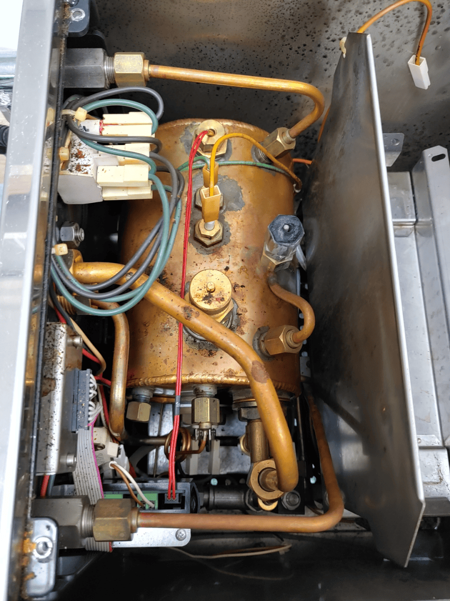 Das Innere der Mitica im Detail. Kessel, Rohre und Kabel.