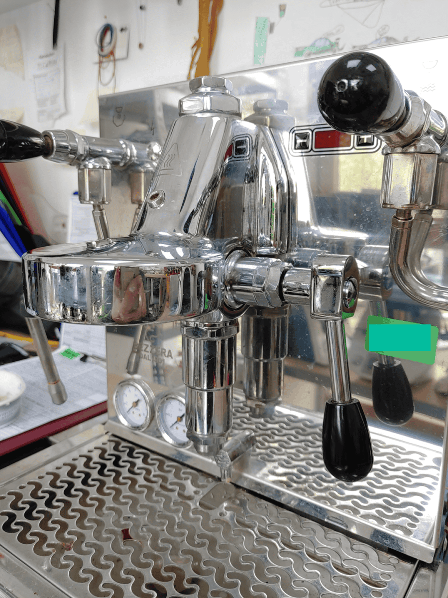 Links ist das Dampfventil zu sehen, welches den Dampf dauerhaft ausströmen lässt