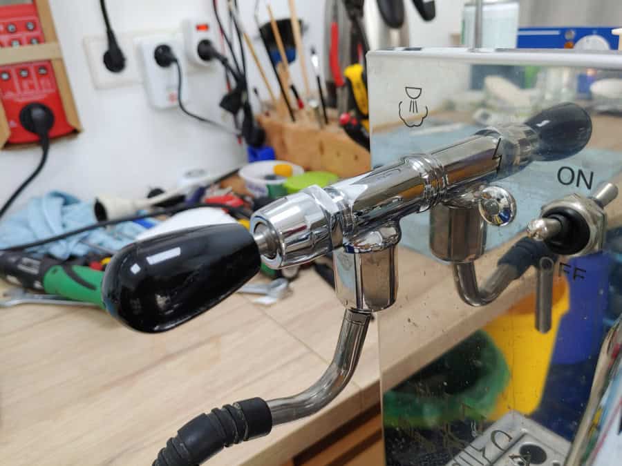 Der defekte undichte Dampfhahn in Großaufnahme