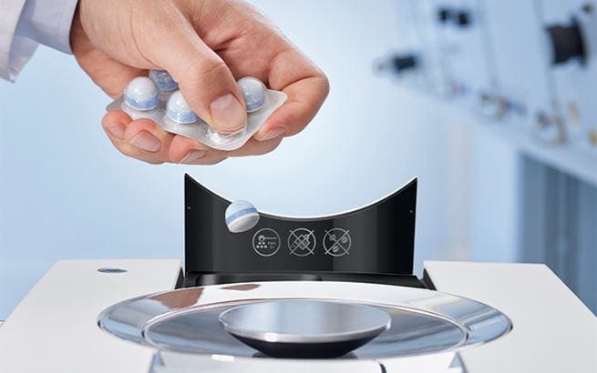 Geöffnetes Milchsystem der JURA GIGA X8 mit sichtbaren Komponenten