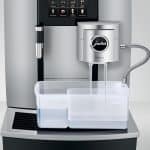 JURA GIGA X3c bei der automatischen Milchsystem-Reinigung mit Reinigungsbehältern