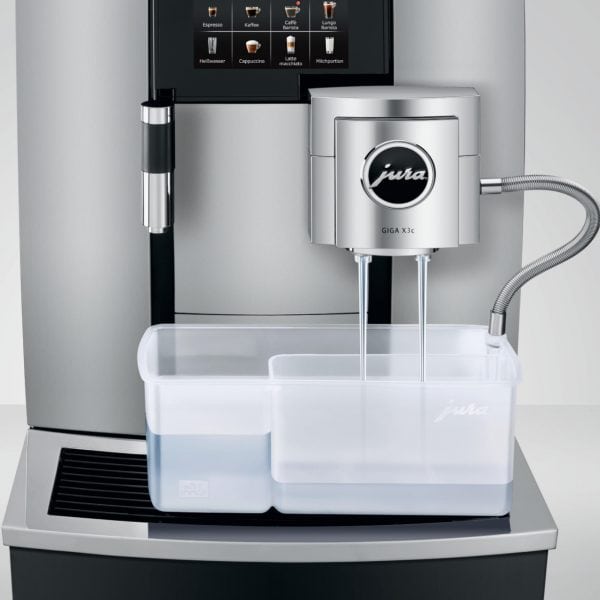 JURA GIGA X3c bei der automatischen Milchsystem-Reinigung mit Reinigungsbehältern