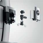 Geöffneter Milchsystemanschluss der JURA GIGA X3c mit Einzelteilen