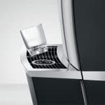 Seitenansicht des Tassenbereichs der JURA GIGA X3c mit eingesetztem Glas