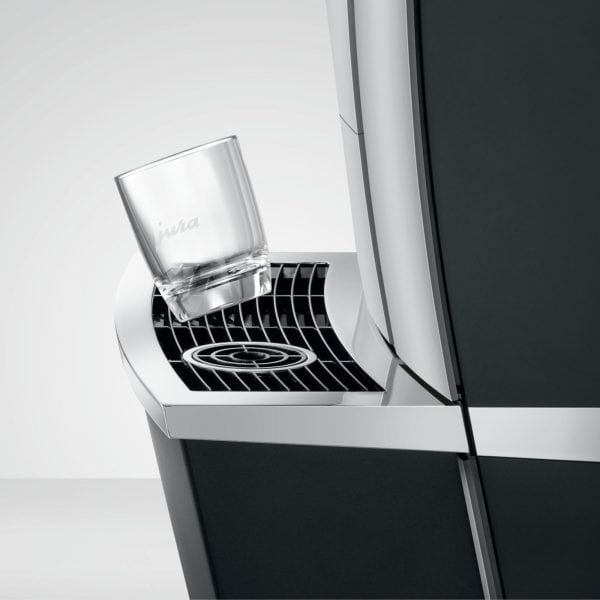 Seitenansicht des Tassenbereichs der JURA GIGA X3c mit eingesetztem Glas