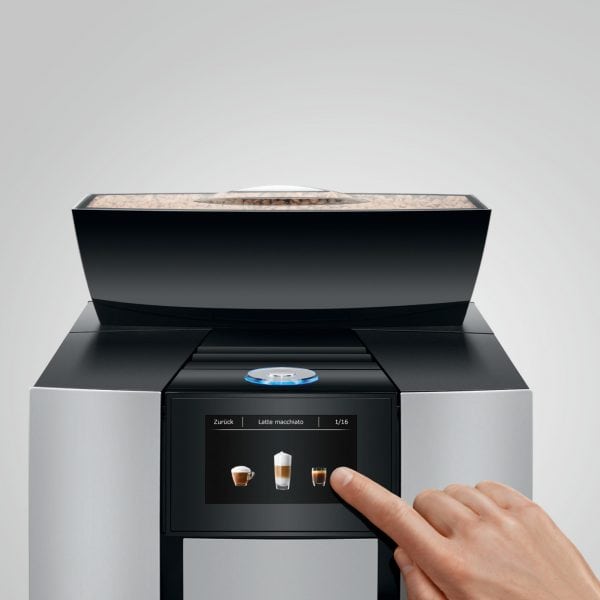 Finger tippt auf das Touchdisplay der JURA GIGA X3c