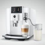 Jura Milchkaraffe 0,5 l mit Kaffeevollautomat im Einsatz