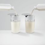 Jura Milchkaraffen im Doppelpack – beim Befüllen mit Milch