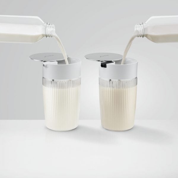 Jura Milchkaraffen im Doppelpack – beim Befüllen mit Milch