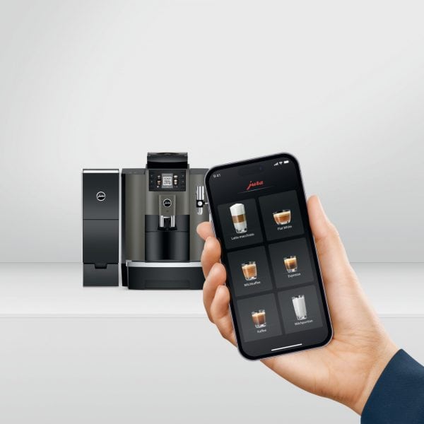 JURA W8 wird per J.O.E.-App über ein Smartphone bedient