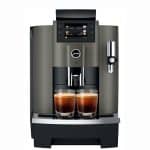 Zwei Tassen schwarzer Kaffee aus der JURA W8 gleichzeitig bezogen