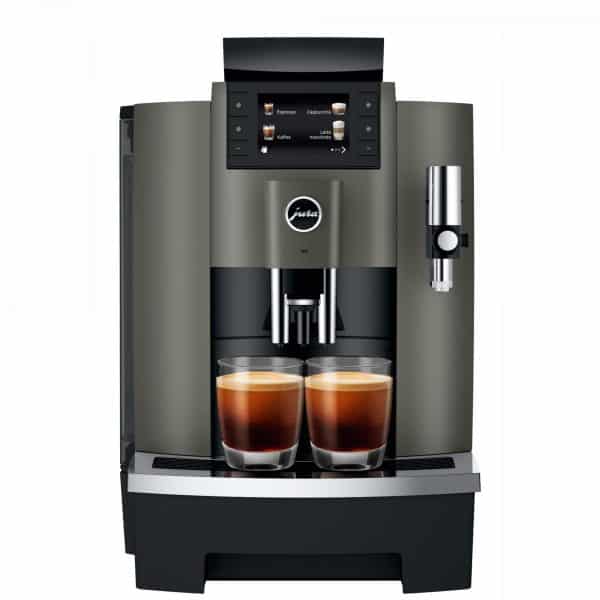 Zwei Tassen schwarzer Kaffee aus der JURA W8 gleichzeitig bezogen