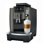 JURA W8 mit Latte Macchiato im Glas in der Frontansicht