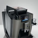 Geöffnete Rückseite der JURA W8 mit Blick auf den Wassertank