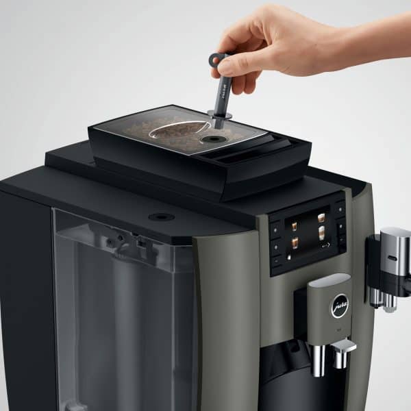 Kaffeebohnen werden manuell in die JURA W8 eingefüllt