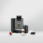 JURA GIGA X10c mit verschiedenen Kaffeetassen und Zubehör