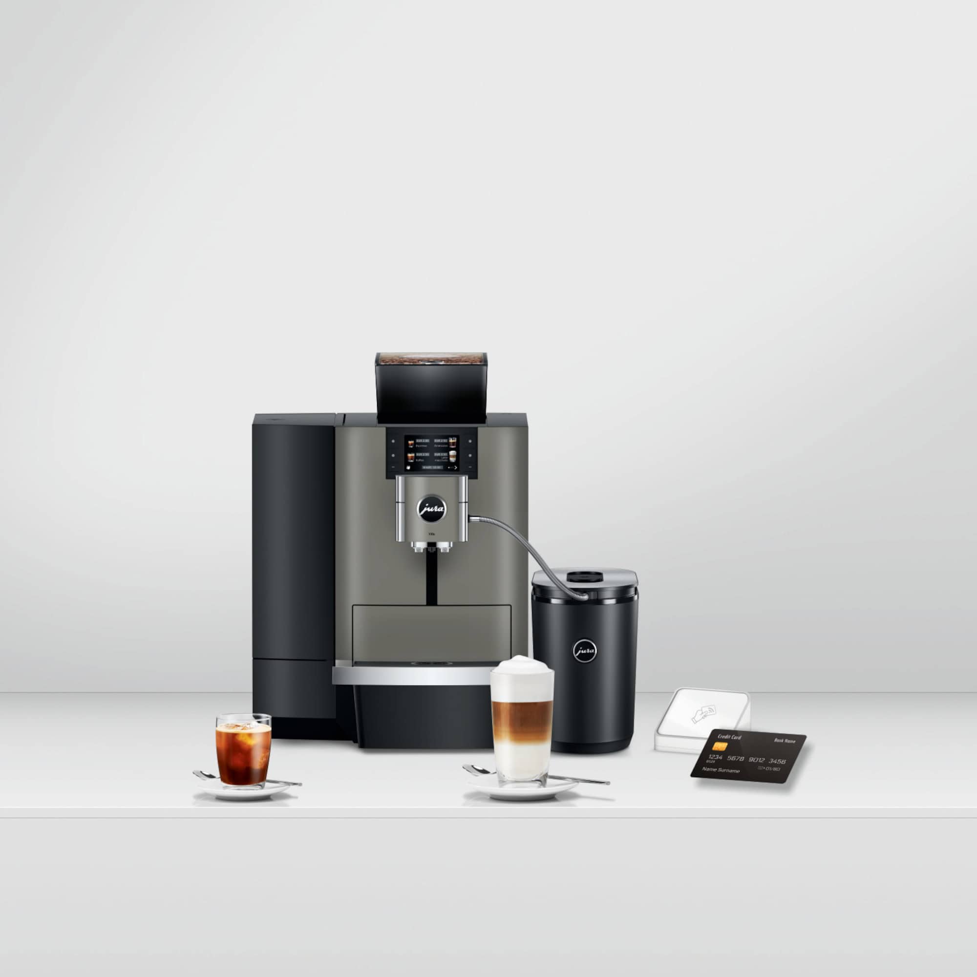 GIGA X10c im professionellen Einsatz JURA GIGA X10c mit verschiedenen Kaffeetassen und Zubehör