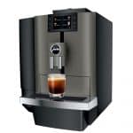 Schrägansicht der JURA X4 mit einem schwarzen Kaffee im Glas