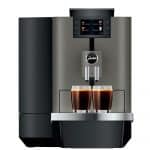 Zwei schwarze Kaffees werden gleichzeitig aus der JURA X4 gebrüht