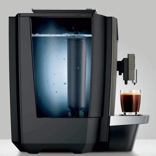 Seitlicher Blick auf den vollen Wassertank der JURA X4