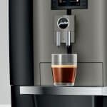 Frischer schwarzer Kaffee aus der JURA X4 in einem Glas