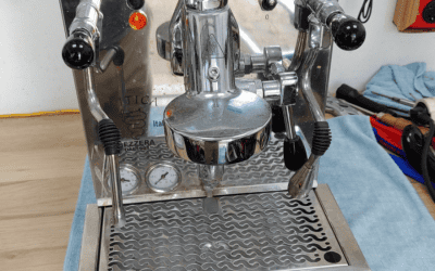 Bezzera Mitica verliert Wasser, faucht und die Bezzera dampft stark aus dem Gehäuse