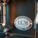 ECM Mechanika Max Black seitliches Logo im Detail