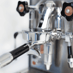 Detailaufnahme der E61-Brühgruppe mit Siebträger