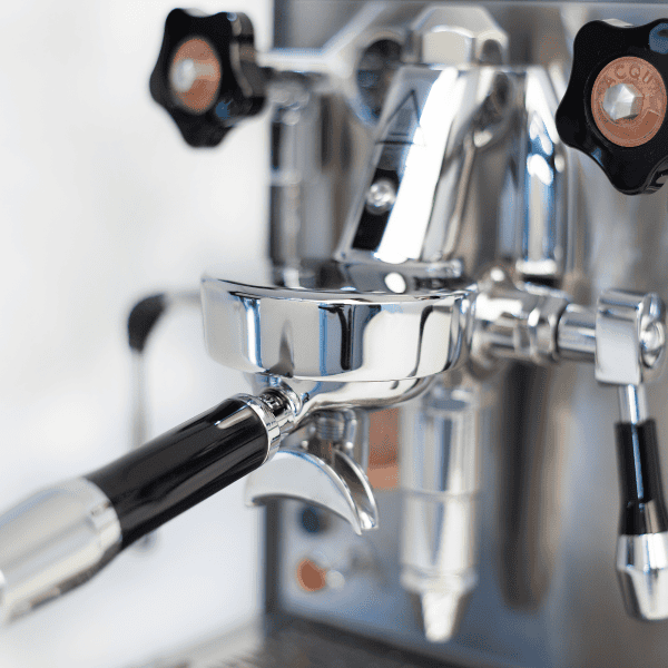 Detailaufnahme der E61-Brühgruppe mit Siebträger