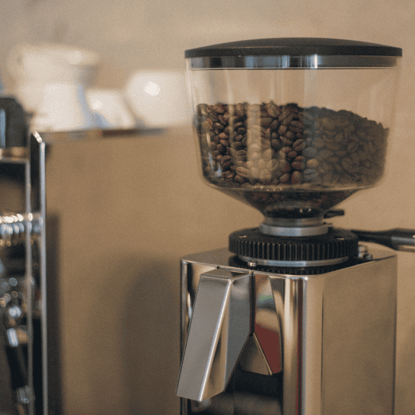 ECM S-Automatik 64 Kaffeemühle im Einsatz mit Bohnenbehälter