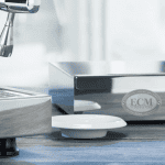 ECM Sudschublade Knock Box Drawer L aus Edelstahl im Einsatz neben Espressomaschine