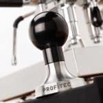 Profitec Tamper Edelstahl vor Siebträgermaschine in Sindelfingen