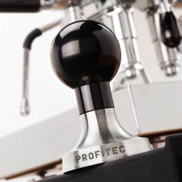 Profitec Tamper Edelstahl vor Siebträgermaschine in Sindelfingen