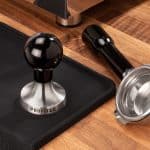 Profitec Tamper auf Holzarbeitsfläche mit Siebträger-Zubehör